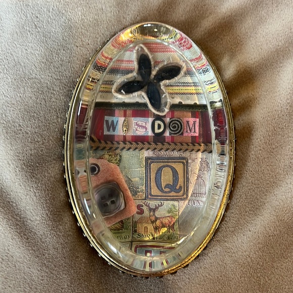 Wisdom / Q paperweight - Picture 3 of 4